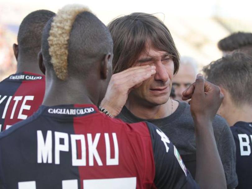 I compagni salutano il capitano rossobl: lascia Cagliari dopo ben 16 stagioni. Ansa